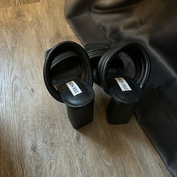Steve Madden heels. 8.5. Only worn once for 10 minutes. - Picture 6 of 6